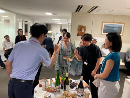懇親会で親睦を深める様子
